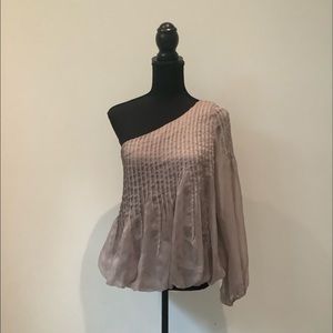 RYU beautiful blouse with one open shoulder is in perfect condition.